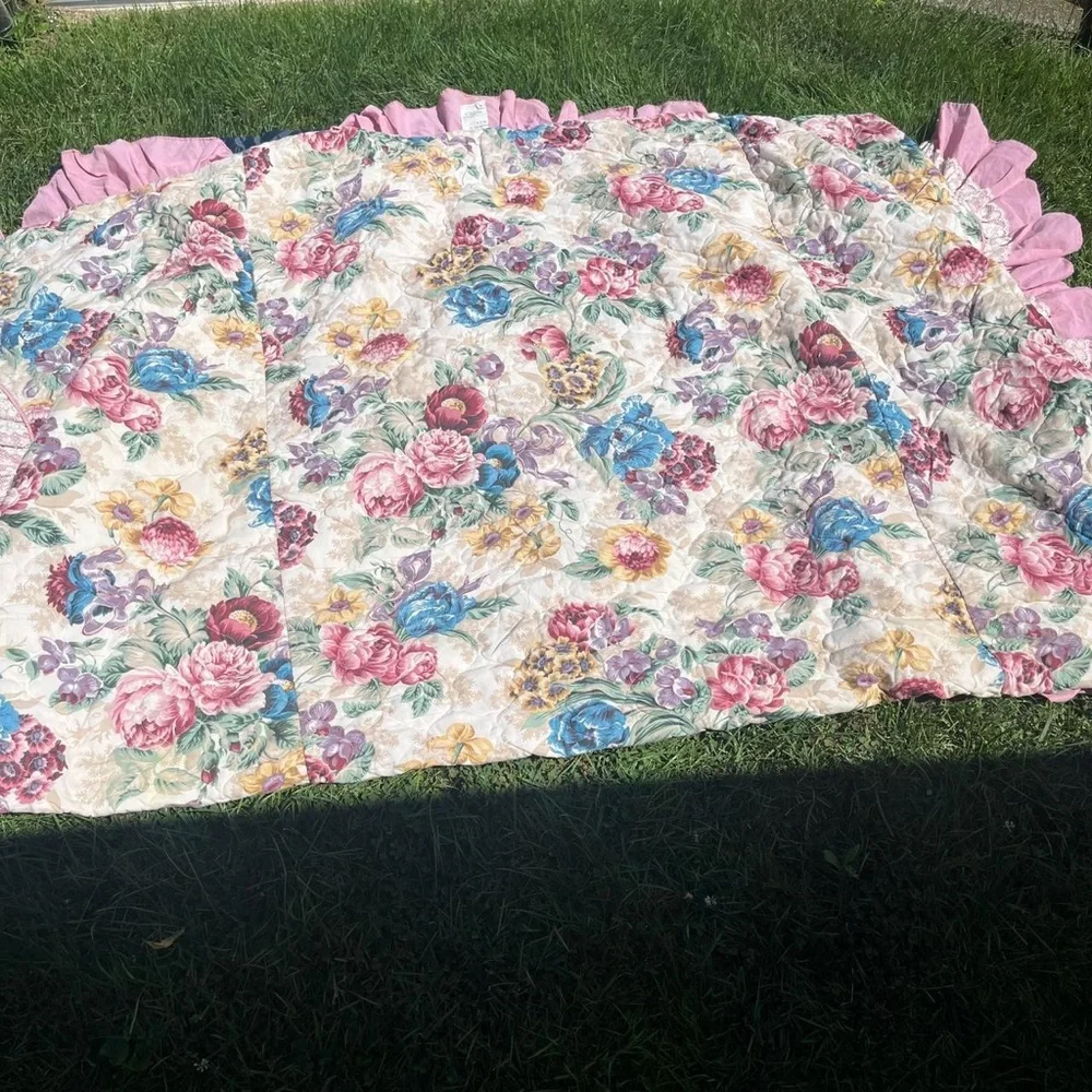 Vtg Oxford Drapery Company cabbage rose cottage core quilt Queen Made USA